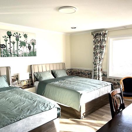 Master Bedroom With Two Queen Sized Bed リッチモンド エクステリア 写真