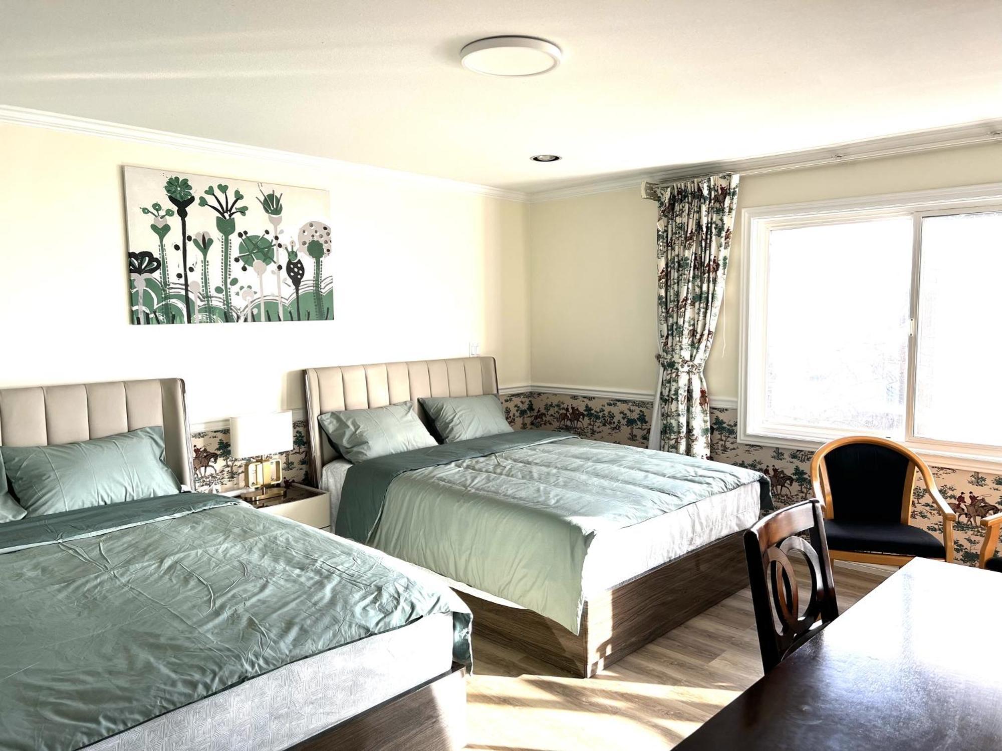 Master Bedroom With Two Queen Sized Bed リッチモンド エクステリア 写真